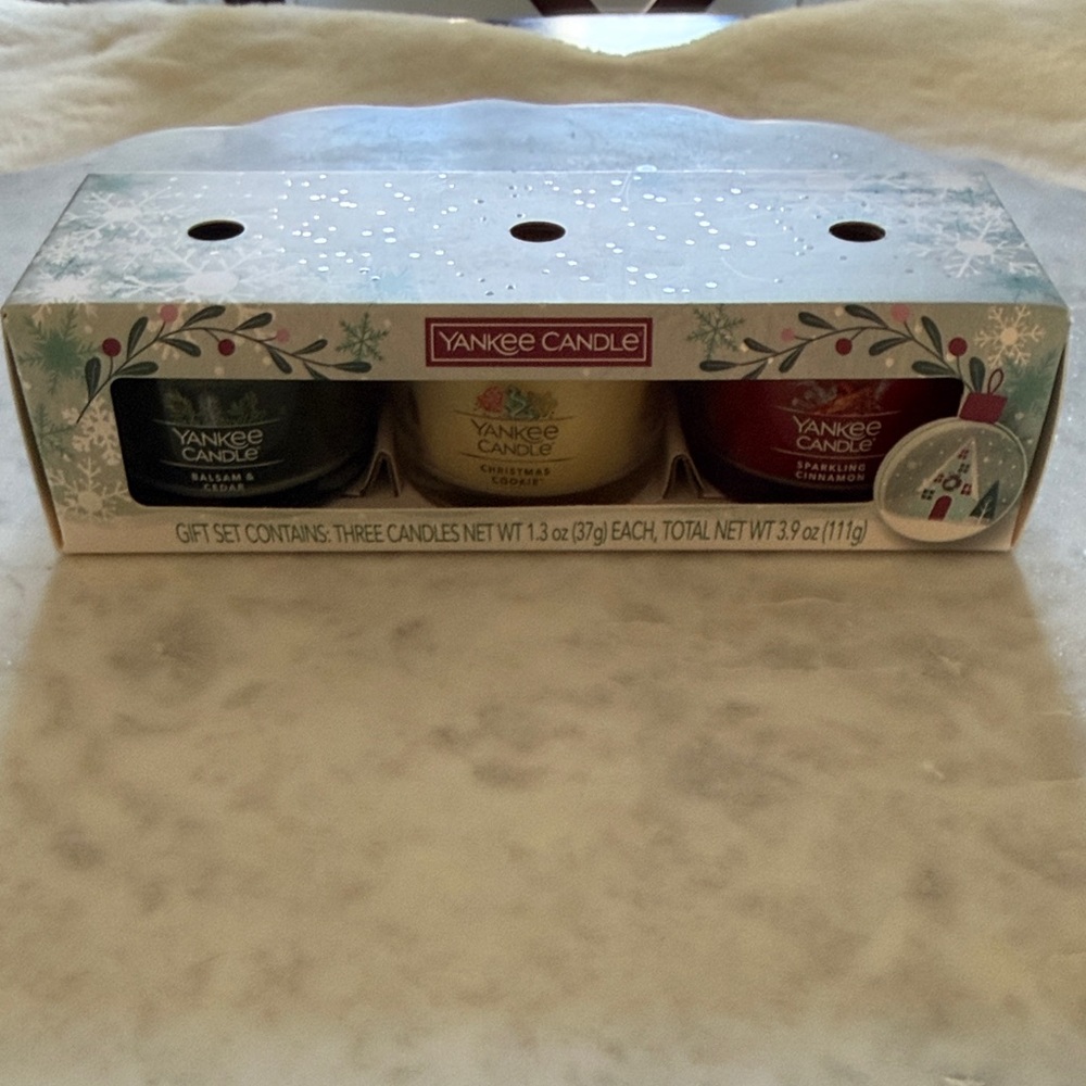 Yankee Candle Festive Trio - Dark Green, Cream, Deep Red